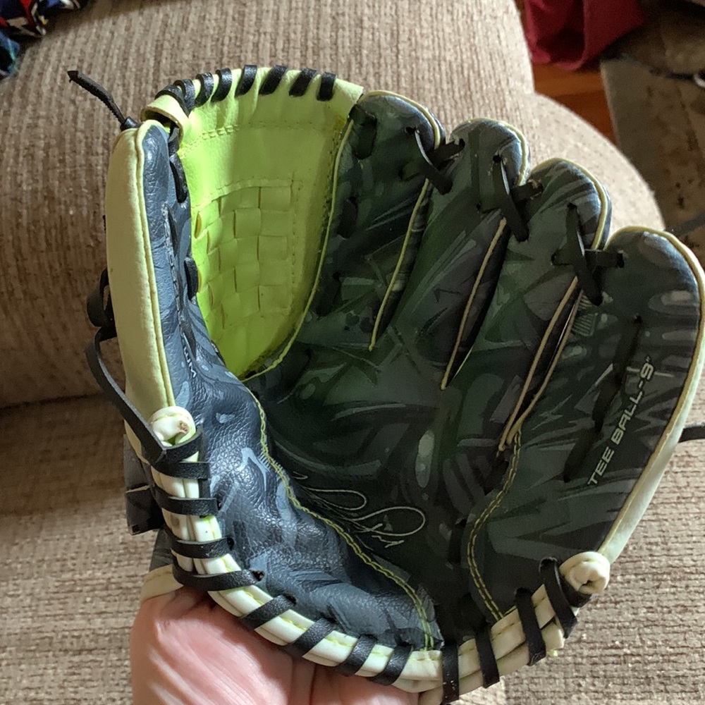 Free w purchase: Ortiz 34 vinyl Childs baseball glove for left hand in used cond - Picture 4 of 7